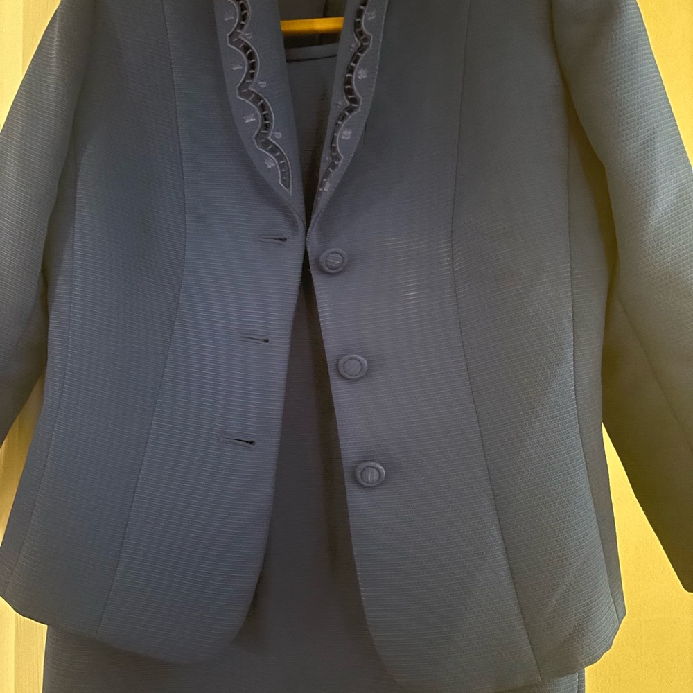 Tahari royal blue suit with matching skirt size 6